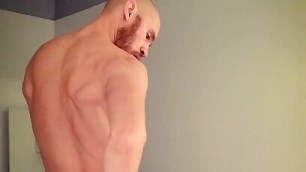 Muscle hunk jerks off his anal hole