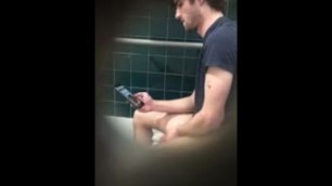 Sexy Guy Wanking in Toilet .no Cum