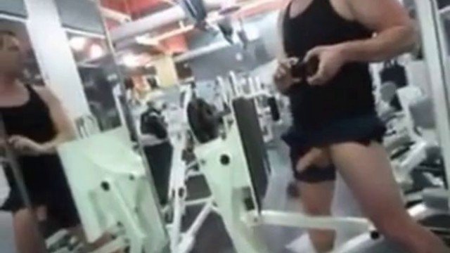 masturbandose en el gym